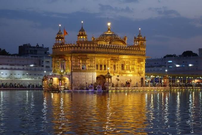 Au Temple d'or d'Amritsar, la communauté sikh offre le gîte et le couvert